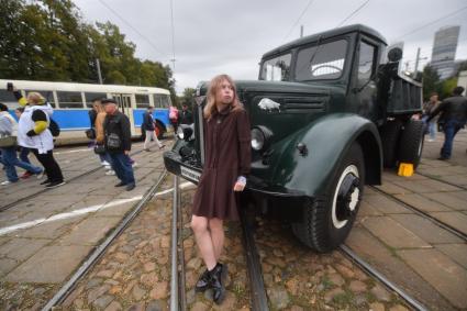 Москва.   Выставка ретроавтомобилей на параде ретротранспорта во время празднования  Дня города на  ВДНХ.