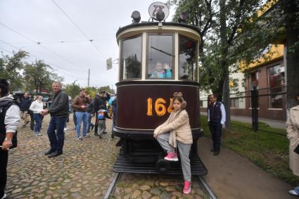 Москва. Исторические модели трамваев на параде ретротранспорта ко Дню города на ВДНХ.