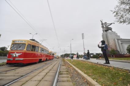 Москва. Исторические модели трамваев на параде ретротранспорта ко Дню города на ВДНХ.