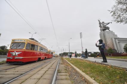 Москва.  Исторические  модели трамваев на параде ретротранспорта ко Дню города на  ВДНХ.