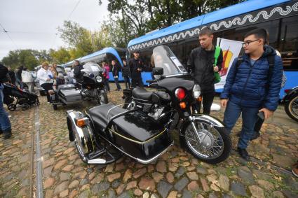 Москва.   Выставка ретроавтомобилей на параде ретротранспорта во время празднования  Дня города на  ВДНХ.