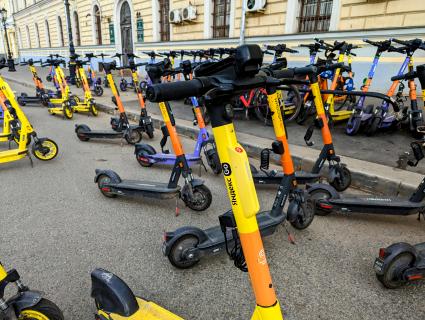 Москва.   Стоянка  самокатов.