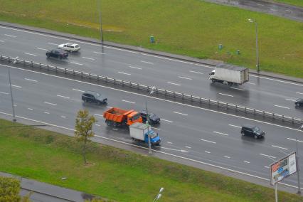 Москва.  Вид сверху на дорогу.