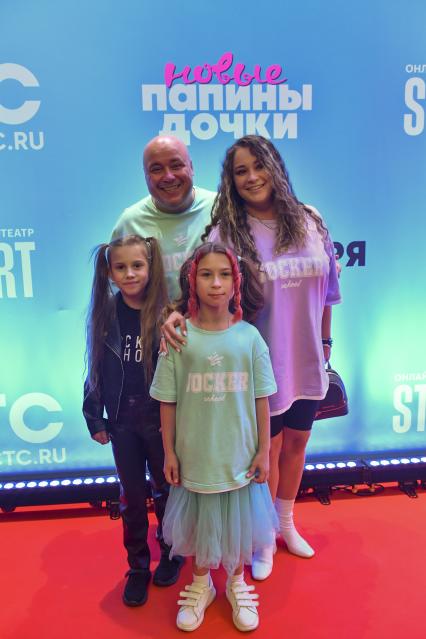 Москва. Певец Доминик Джокер с семьей на премьере сериала `Папины дочки. Новые` в кинотеатре `Художественный`.