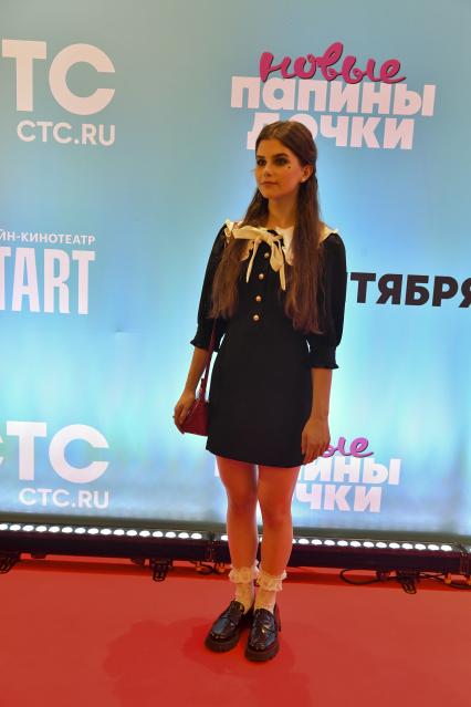 Москва. Актриса Полина Денисова на премьере сериала `Папины дочки. Новые` в кинотеатре `Художественный`.