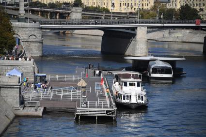 Москва.   Прогулочный теплоход у причала  Киевского вокзала.