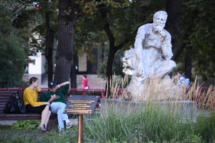 Москва. Скульптура `Сезонник` скульптора Ивана Шадра в Лермонтовском сквере.