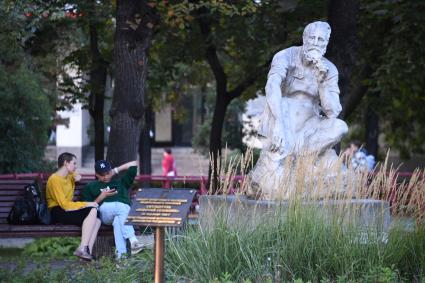 Москва.   Скульптура `Сезонник` скульптора Ивана Шадра в Лермонтовском сквере.