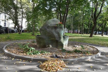 Москва.   Памятник `Ерунда`в сквере у метро Войковская  во 2-ом Новоподмосковном переулке.