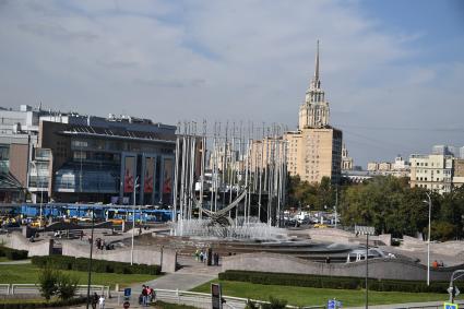 Москва.   Памятник `Похищение Европы` бельгийского скульптора-авангардиста Оливье Стребеля на площади Европы перед Киевским вокзалом.