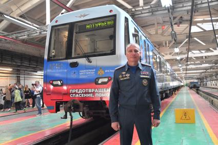 Москва. Заместитель Министра МЧС РФ Анатолий Супруновский во время церемонии запуска первого тематического поезда МЧС в электродепо `Владыкино`Серпуховско-Тимирязевской линии столичного метрополитена.