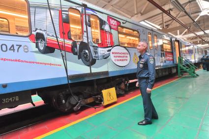 Москва. Заместитель Министра  МЧС РФ Анатолий Супруновский на церемонии запуска первого  тематического поезда МЧС в электродепо `Владыкино`Серпуховско-Тимирязевской линии столичного метрополитена.