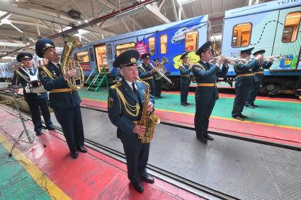 Москва. Показательный оркестр МЧС России выступает на церемонии запуска первого  тематического поезда МЧС в электродепо `Владыкино`Серпуховско-Тимирязевской линии столичного метрополитена.