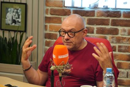 Москва. Композитор, музыкант, продюсер председатель Совета и основатель компании `Студия современной музыки. Студия С` Евгений Кобылянский на радио `Комсомольская правда`.