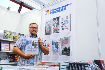 Москва.  Шеф-редактор  КП Евгений Сазонов   во время презентации своей книги `Первопроходцы Дальнего Востока. Настоящие русские герои` на Московской книжной ярмарке.