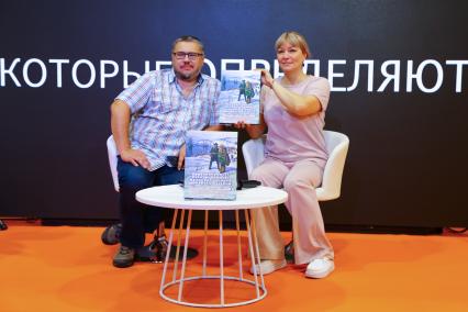 Москва. Шеф-редактор КП Евгений Сазонов (слева) во время презентации своей книги `Первопроходцы Дальнего Востока. Настоящие русские герои` на Московской книжной ярмарке.