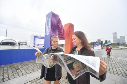 Москва. Посетители на фестивале прессы `Московский медиафестиваль` на Поклонной горе .