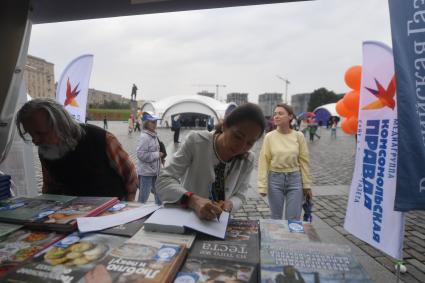 Москва. Посетители павильон комсомольская правда на фестивале прессы `Московский медиафестиваль` на Поклонной горе .
