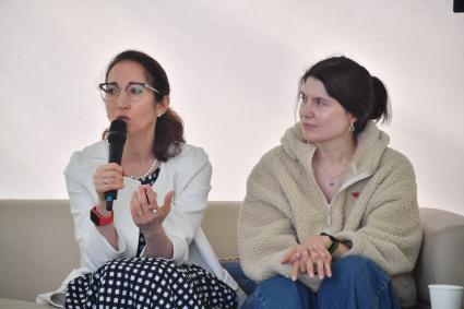 Москва. Авторы книги `Обман веществ`врач эндокринолог Зухра Павлова и главный редактор, генеральный директор `Комсомольской правды` Олеся Носова (слева направо) на фестивале прессы `Московский медиафестиваль` на Поклонной горе .