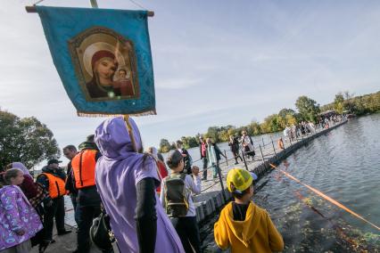 Московская область. Участники XII Елисаветинского крестного хода  идут по понтонному мосту через Москву-реку.