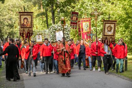 Московская область. Участники XII Елисаветинского крестного хода.