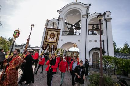 Московская область. Участники XII Елисаветинского крестного хода у Спасского храма в селе Усово.