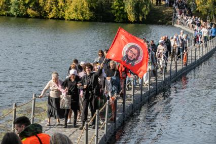 Московская область. Участники XII Елисаветинского крестного хода  идут по понтонному мосту через Москву-реку.