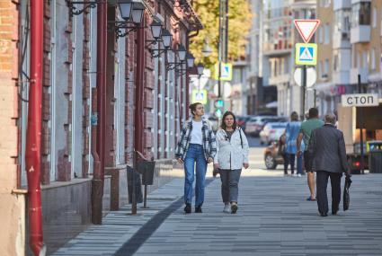 Пермь. Девушки идут по улице города.