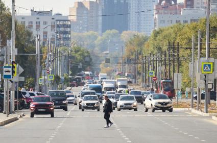 Пермь. Прохожий переходит улицу.