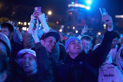 Пермь.  Зрители на гала-шоу в  честь празднования 300-летия Перми.