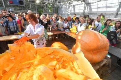 Москва. Посетители во время торжественного вскрытия самых больших тыкв  в Ботаническом саду МГУ `Аптекарский огород`.