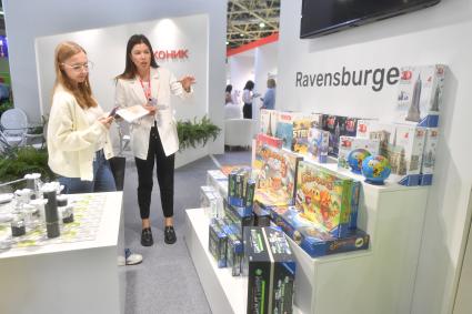 Москва. Товары немецкого бренда Ravensburger представлены на 28-ой международной выставке `Индустрия детских товаров` - `Мир детства - 2023` в Экспоцентре.