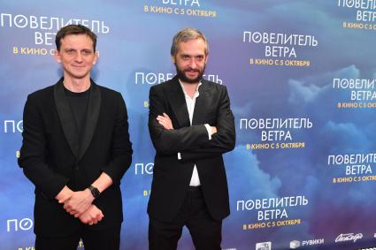 Москва. Продюсеры Александр Андрющенко и Михаил Врубель (слева направо) на премьере фильма `Повелитель ветра` в кинотеатре `Каро 11 Октябрь`.