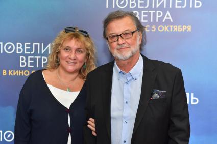 Москва. Композитор Алексей Рыбников и его супруга Татьяна на премьере фильма `Повелитель ветра` режиссера Игоря Волошина в кинотеатре `Каро 11 Октябрь`.