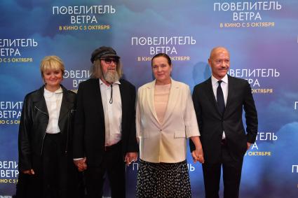 Москва. Путешественник Федор Конюхов и его супруга Ирина (в центре), актриса Анна Михалкова (слева) и режиссер Федор Бондарчук на премьере фильма `Повелитель ветра` режиссера Игоря Волошина в кинотеатре `Каро 11 Октябрь`.