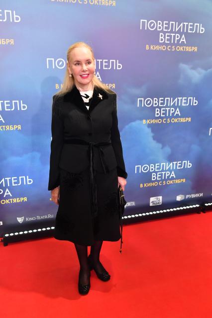 Москва. Вдова певца Иосифа Кобзона Нелли на премьере фильма `Повелитель ветра` в кинотеатре `Каро 11 Октябрь`.