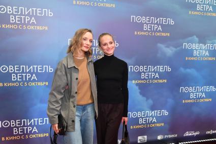Москва. Актрисы Екатерина Вилкова и Анна Бегунова (слева направо) на премьере фильма `Повелитель ветра` в кинотеатре `Каро 11 Октябрь`.