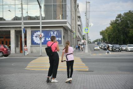 Екатеринбург. Мама с дочкой на самокатах, стоят на прекрестке