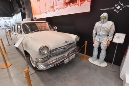 Москва. Машина скорой медицинской помощи ГАЗ-225 на выставке`Медицина -двигатель истории. Четыре века на службе государству`, открывшейся на ВДНХ в Музее Гаража назначения ФСО России.