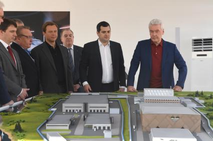 Москва. Начало строительства завода по производству аккумуляторных батарей и консолидированного центра обслуживания техники `КАМАЗ`. Мэр Москвы Сергей Собянин (справа) и руководитель Департамента инвестиционной и промышленной политики города Москвы Владислав Овчинский (рядом) во время подписания договора.