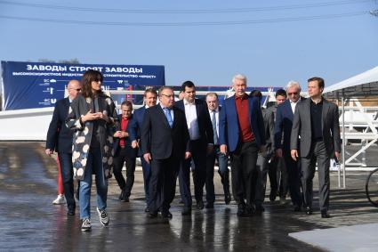 Москва.   Начало строительства завода по производству аккумуляторных батарей и консолидированного центра обслуживания техники `КАМАЗ`. Мэр Москвы Сергей Собянин ( в центре) во время подписания договора.