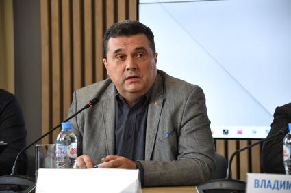 Москва. Председатель Союза журналистов России Владимир Соловьев во время презентации книги В.Н.Сунгоркина `Я с вами, ребята!`, в редакции КП.