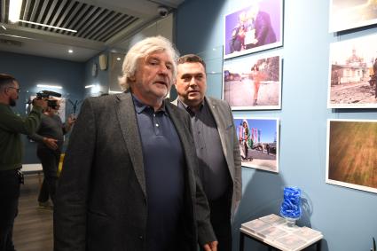 Москва. Директор Департамента государственной поддержки периодической печати и книжной индустрии Минцифры РФ Владимир Григорьев (слева) и председатель Союза журналистов России Владимир Соловьев перед началом презентации книги В.Н.Сунгоркина `Я с вами, ребята!`, в редакции КП.