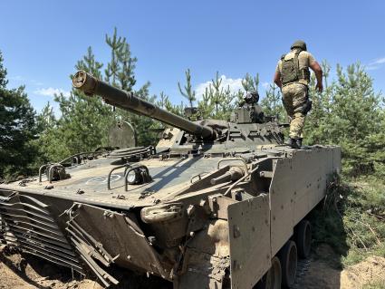 Луганская область. Боец добровольческого отряда Новосибирской области `Вега` на БМП-3 под Кременной.