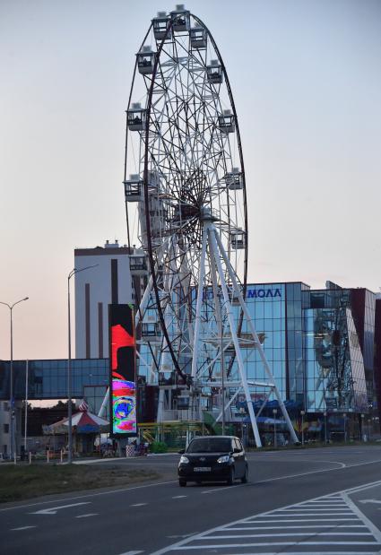 Сахалинская область. Южно-Сахалинск. Вид на колесо обозрения.