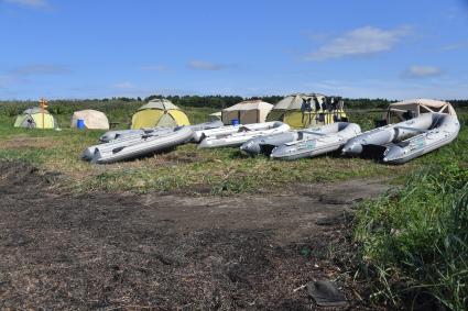 Сахалинская область.  Резиновые лодки  и палатка на берегу.