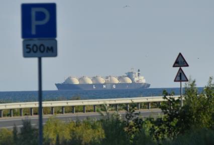 Сахалинская область. Вид на  танкер СПГ в Охотском море.