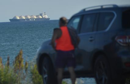 Сахалинская область. Вид на  танкер СПГ в Охотском море.