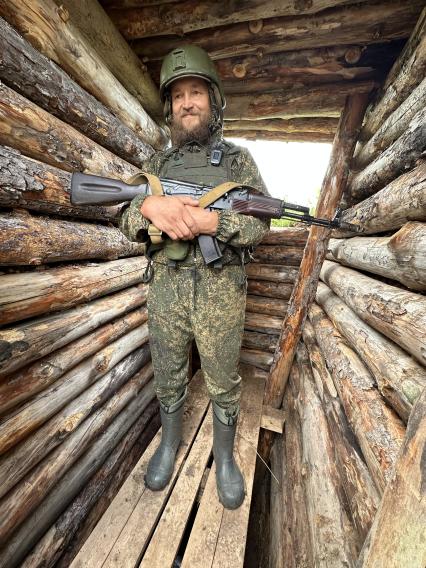 Донецкая область. Боец с позывным `Донской`добровольческого отряда `Барс-12` - монах из Спаса Нерукотворного пустыни. Бойцы держат оборону на Северском выступе.