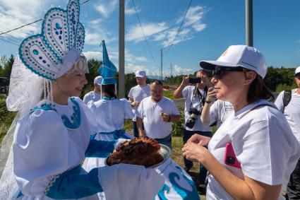 Республика Бурятия. Девушка встречает участников автопробега `Открываем Дальний`.